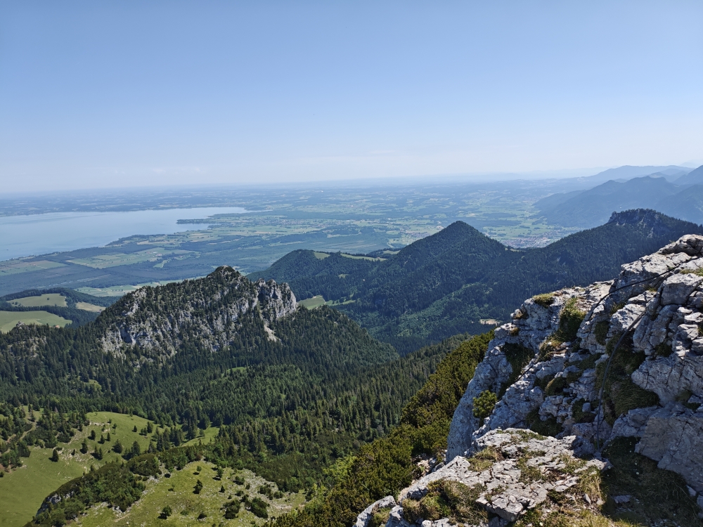 Wanderung Kampenwand: Wanderung Kampenwand: Blick über die felsige Gederer Wand zum Chiemsee (Kampenwand-Ostgipfel)