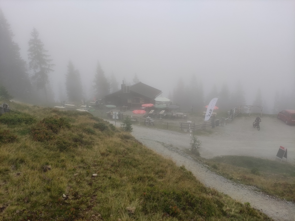 Karhütte: Karhütte im Nebel