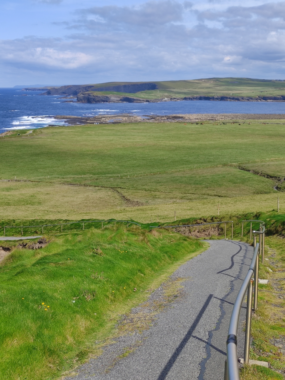 Wanderung Kilkee Cliffs: Asphaltierter Weg an den Klippen von Kilkee