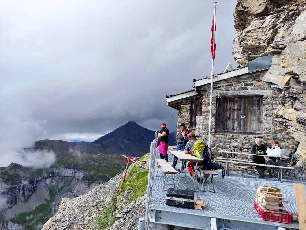 Kistenpasshütte: Sensationell an die Felswand gebaut