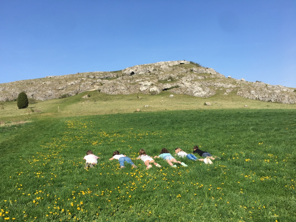 Kleine Ofnethöhle: Blick auf die Große Ofnethöhle (links) und die Kleine Ofnethöhle (rechts)