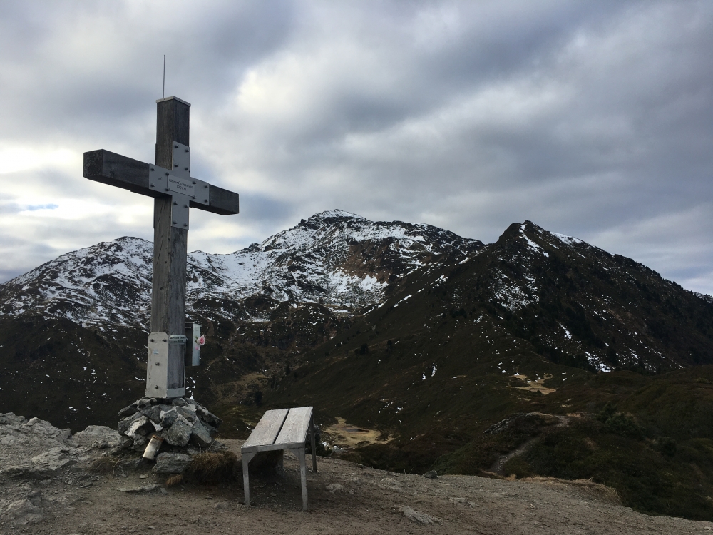 Gipfelkreuz Kleiner Gamsstein mit Gilfert im Hintergrund