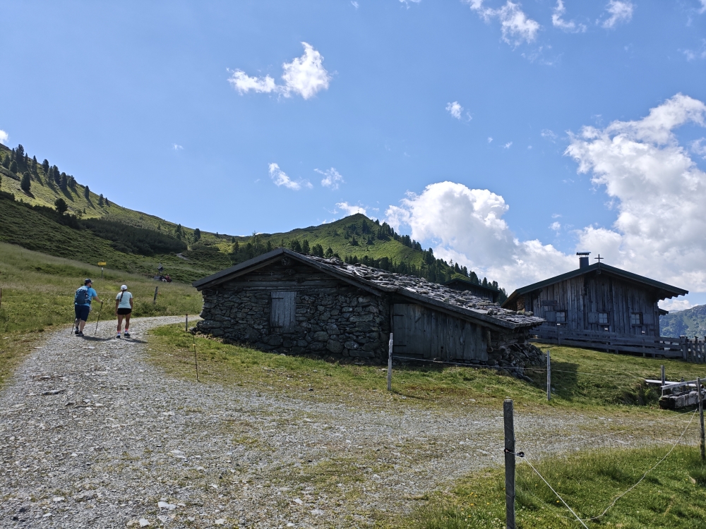 Wanderung Breiteggspitze: Wanderung Breiteggspitze: Kleinneubergalm vor der Breiteggspitze