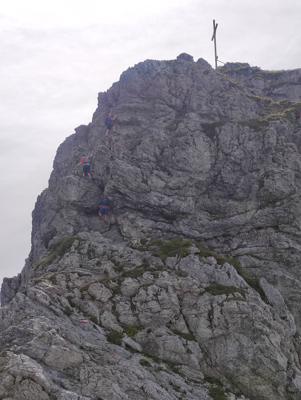 Wanderung Schrecksee vom Vilsalpsee: Kurze Kletterstelle mit Stahlseil und Bügeln