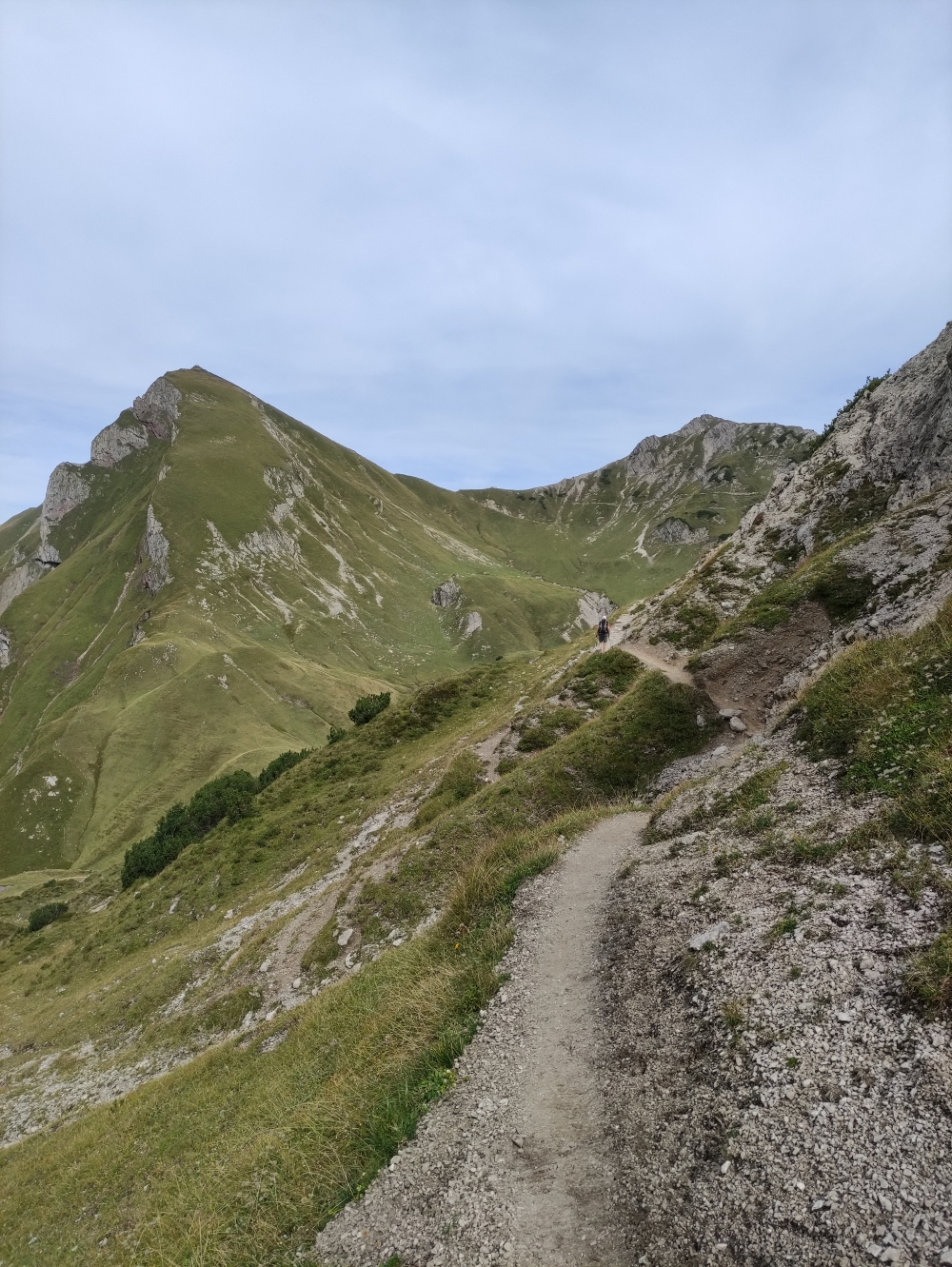 Wanderung Schrecksee vom Vilsalpsee: Übergang zum Kastenjoch mit Rote Spitze (links) und Steinkarspitze