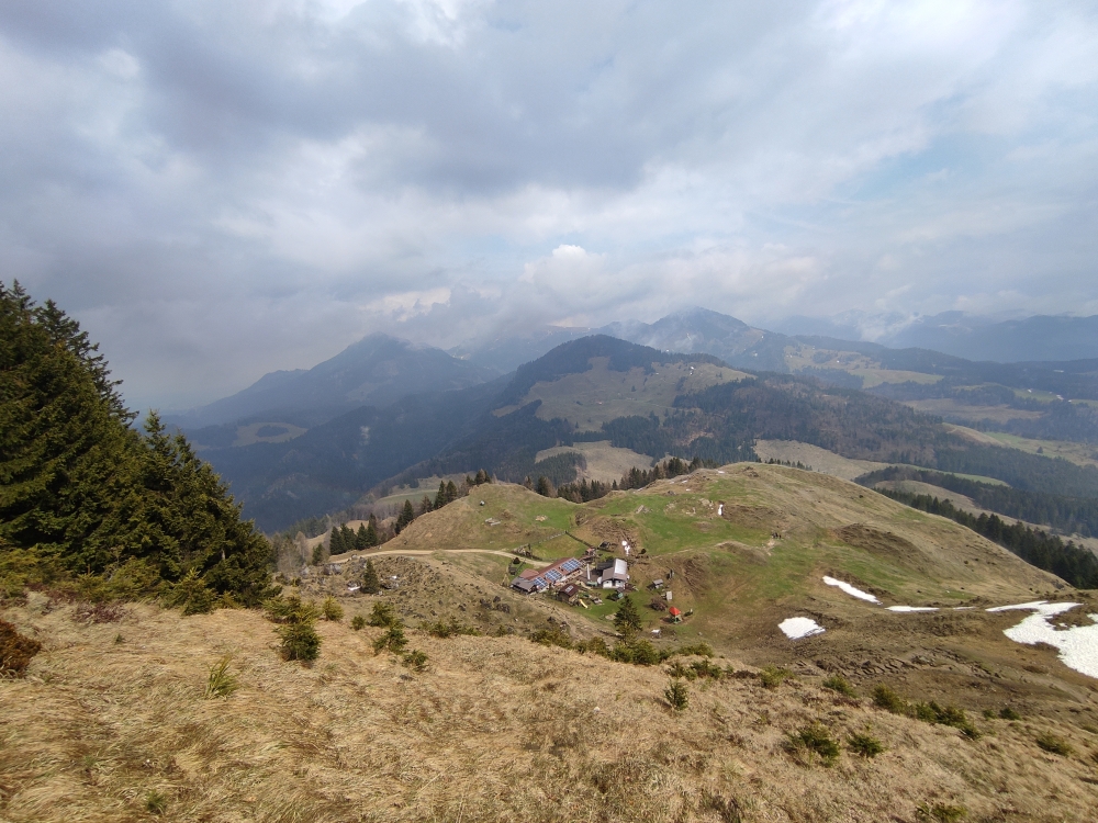 Blick auf die kurz vor Ostern noch geschlossene Kranzhornhütte (Kranzhorn Schutzhütte)