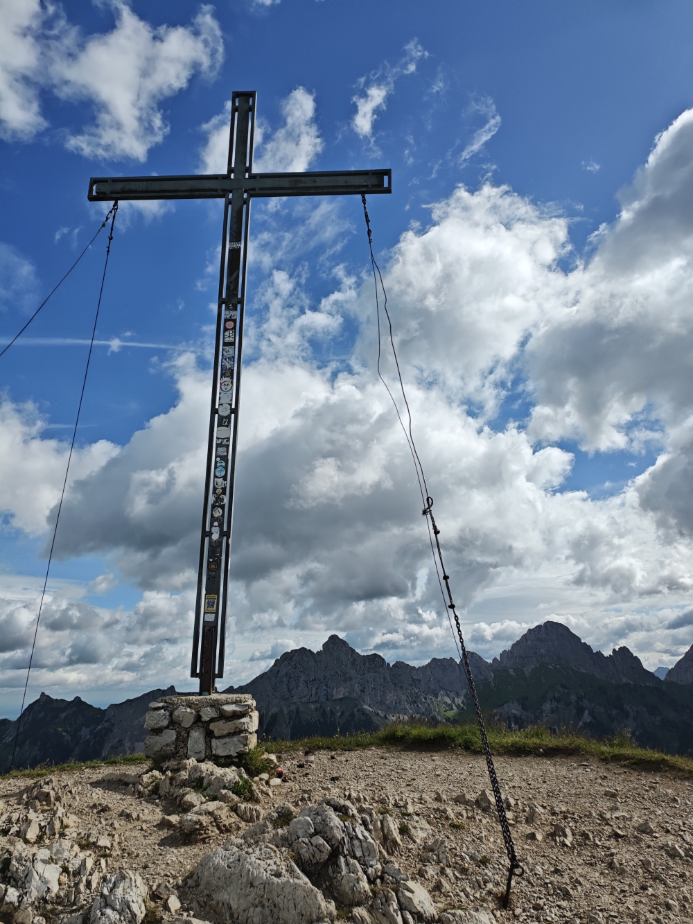 Wanderung Litnisschrofen: Wanderung Litnisschrofen: Gipfelkreuz (Krinnenspitze)