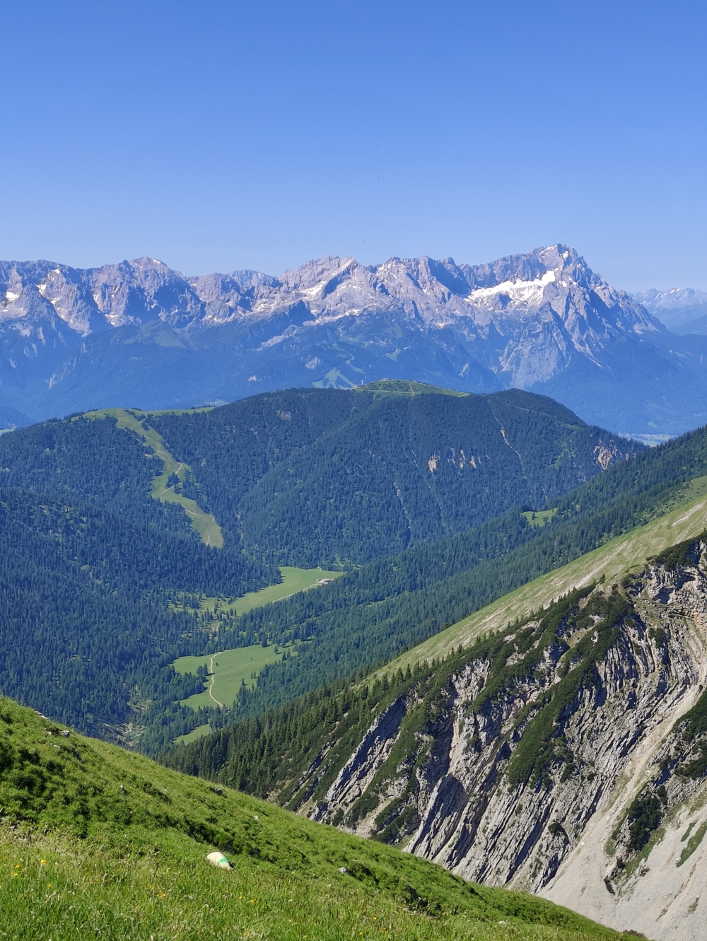 Blick über die Esterbergalm und Wank zur Akpsitze und Zugspitze  (Krottenkopf)