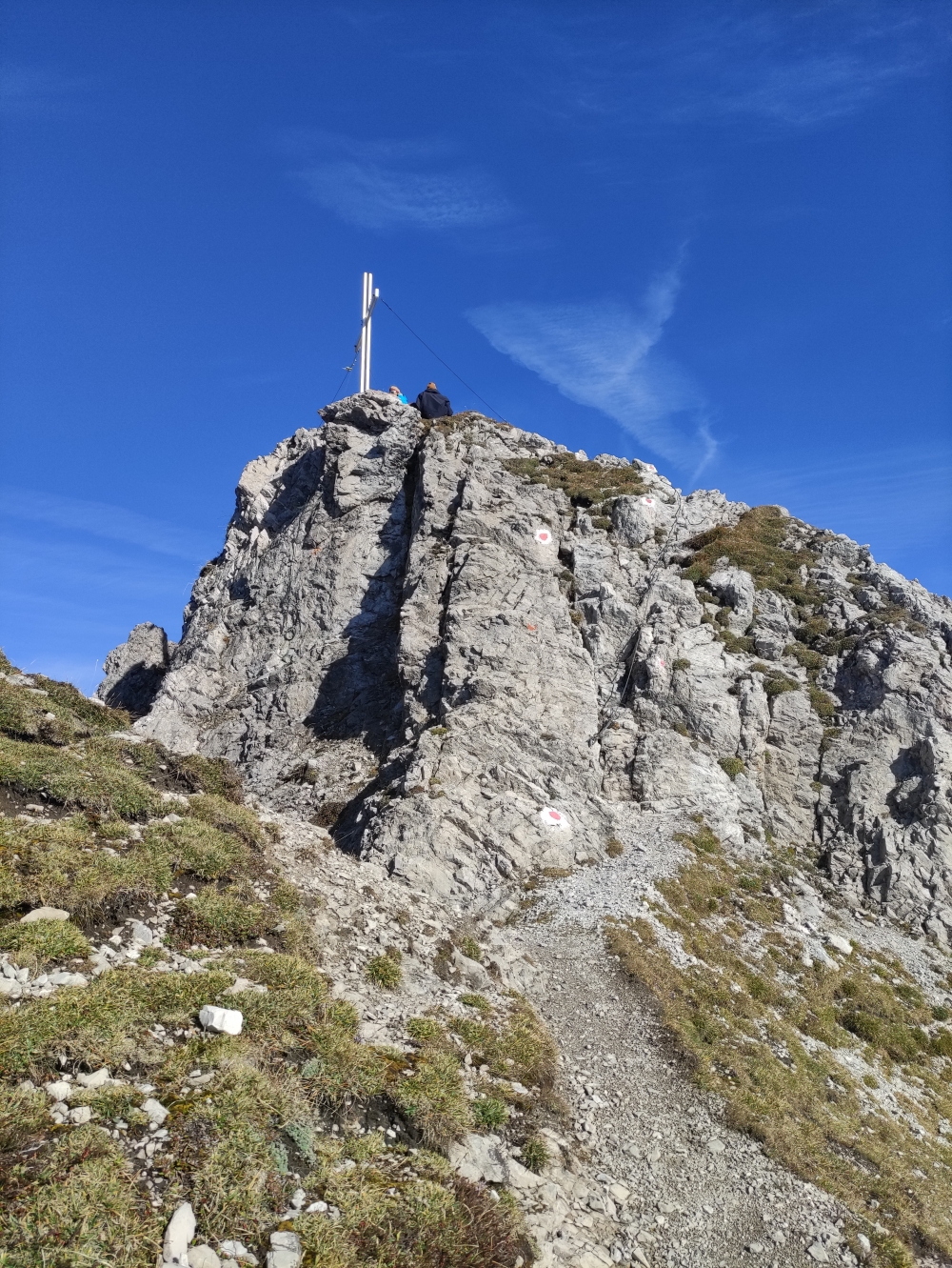 Klettersteig Freiungen Höhenweg: Klettersteig Freiungen Höhenweg: Gipfelkreuz und letzte Kletterpassage (Kuhljochspitze)