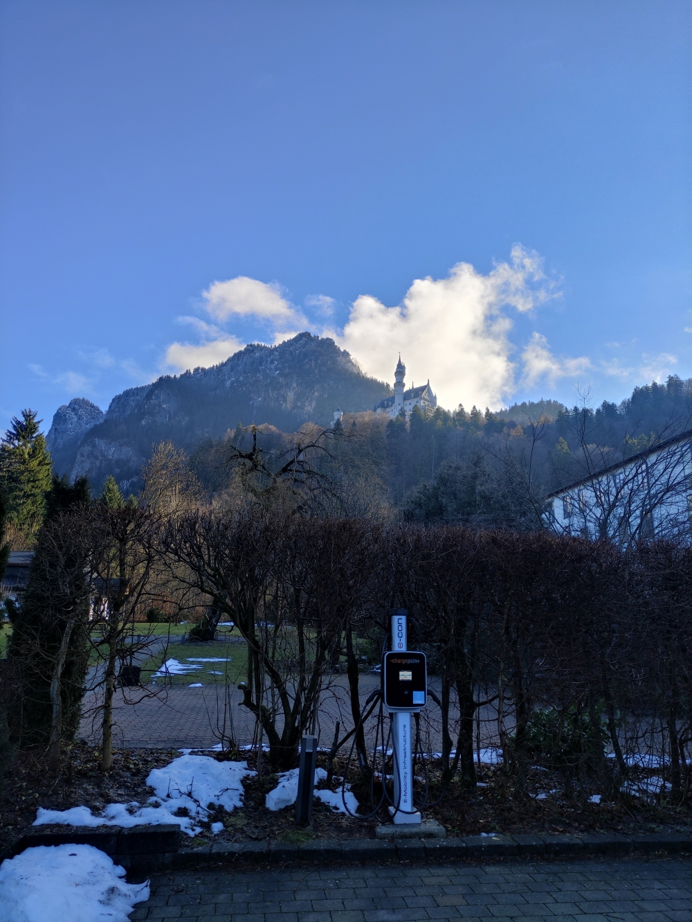 Wanderung Branderschrofen: Wanderung Branderschrofen: Laden mit Ausblick (Ladesäule Villa Ludwig )