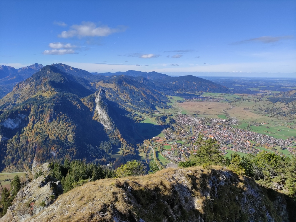 Blick auf den Kofel und Oberammergau (Latschenköpferl)