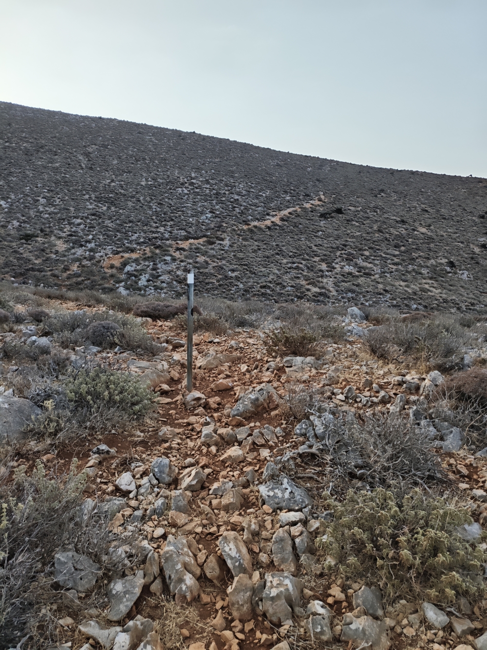 Wanderung Lithari Lighthouse: Man hangelt sich von Pfosten zu Pfosten 
