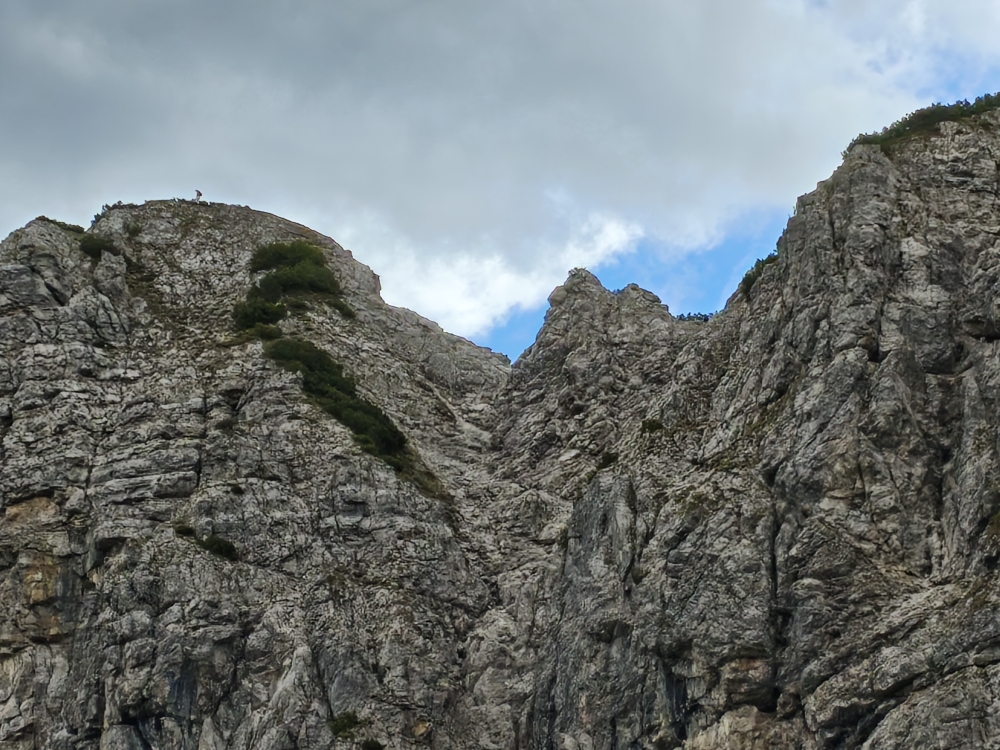 Wanderung Litnisschrofen: Der mittlere Zacken muss nordseitig etwas tiefer umklettert werden