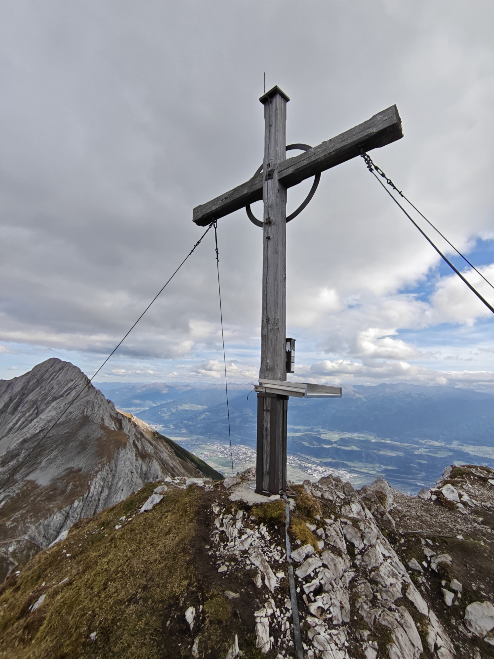 Mandlspitze: Gipfelkreuz mit Rumer Spitze links