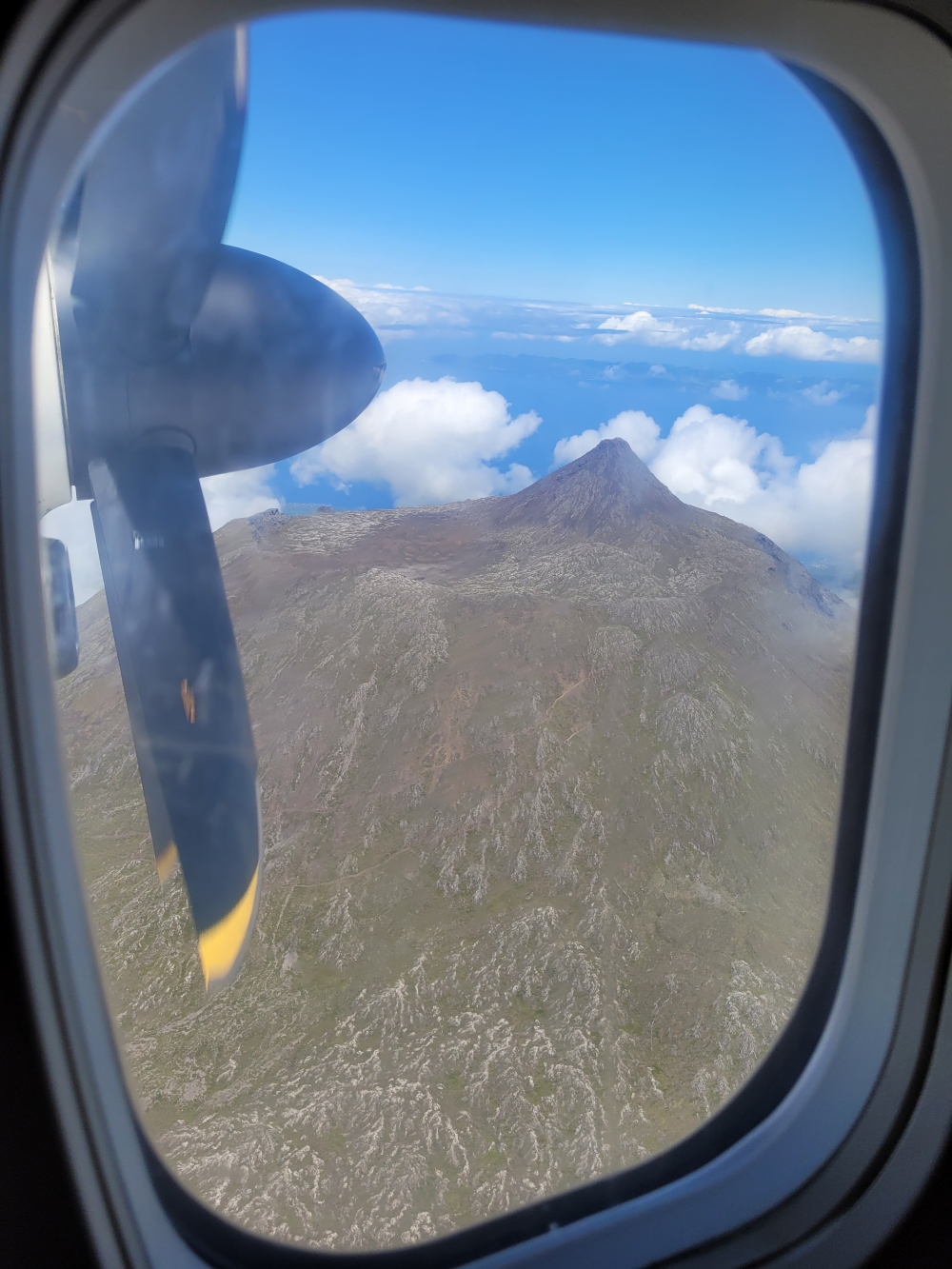 Aus dem Flugzeug von Horta nach Ponta Delgada (Montanha do Pico)