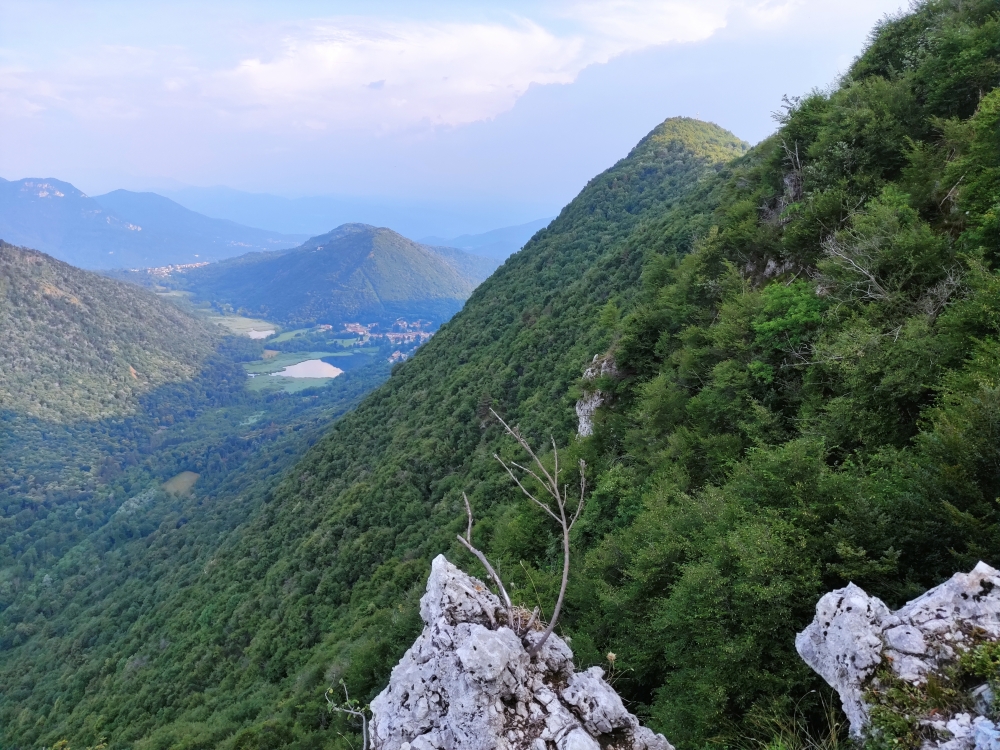 Wanderung Monte Minisfreddo: Blick vom Cima Forata zum Gipfelkreuz auf dem Poncione di Ganna