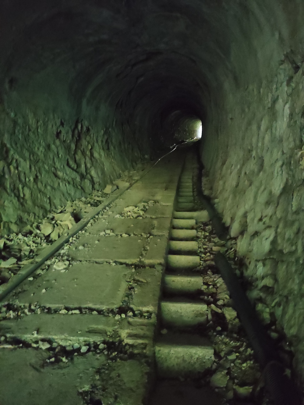 Wanderung Monte Tre Croci: Ein alter Tunnel