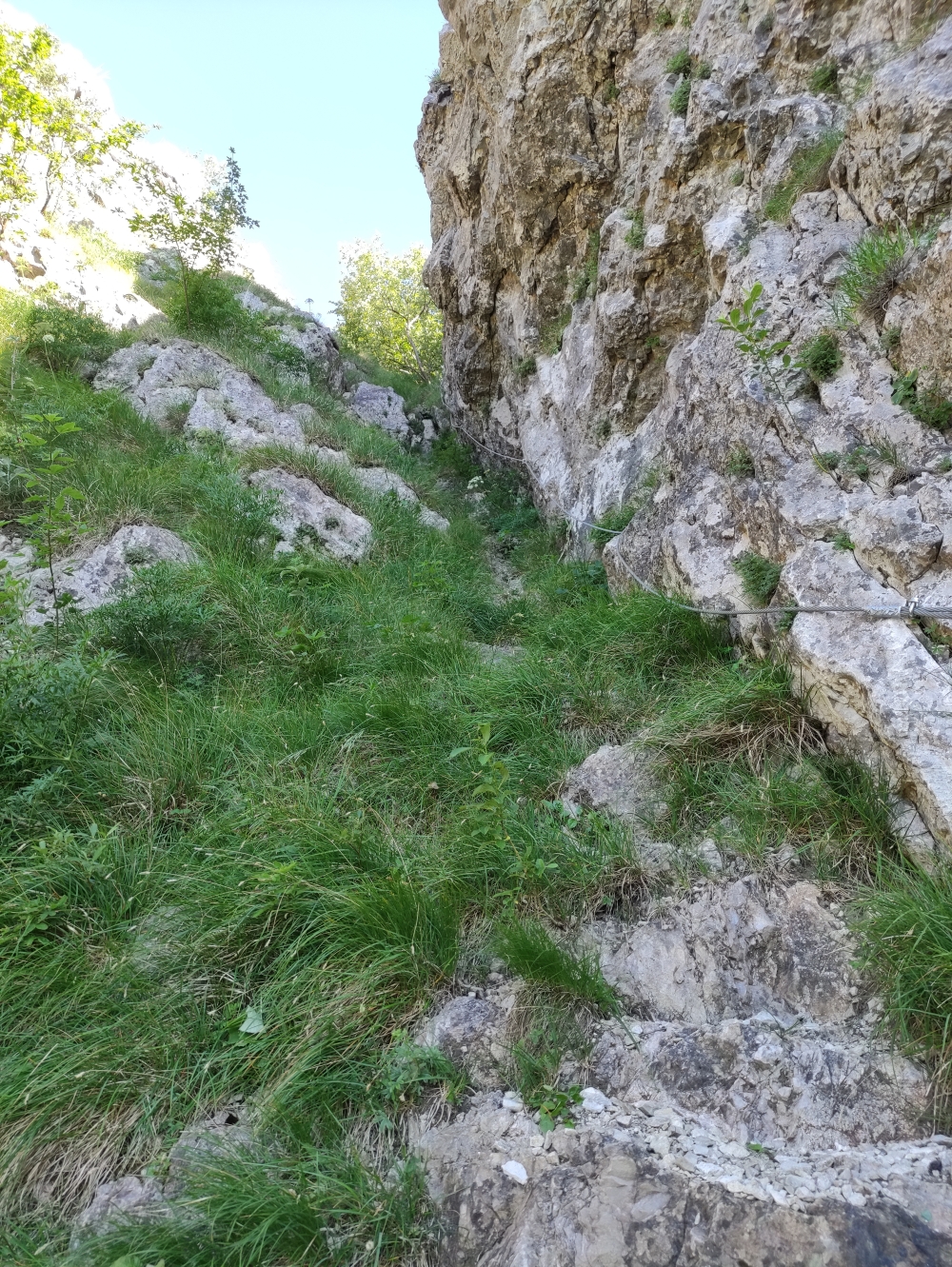 Wanderung Monte Tre Croci: Am Fels entlang
