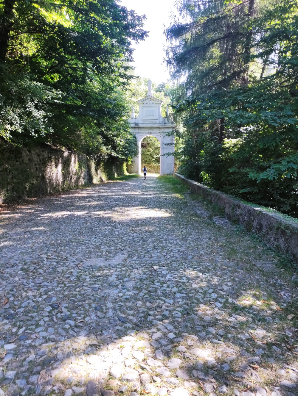 Wanderung Monte Tre Croci: Viale del Santuario