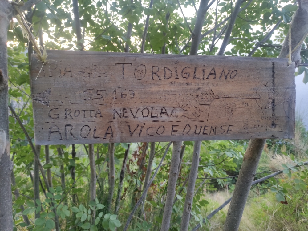 Wanderung Monte Vico Alvano: Abzweig zur Höhle