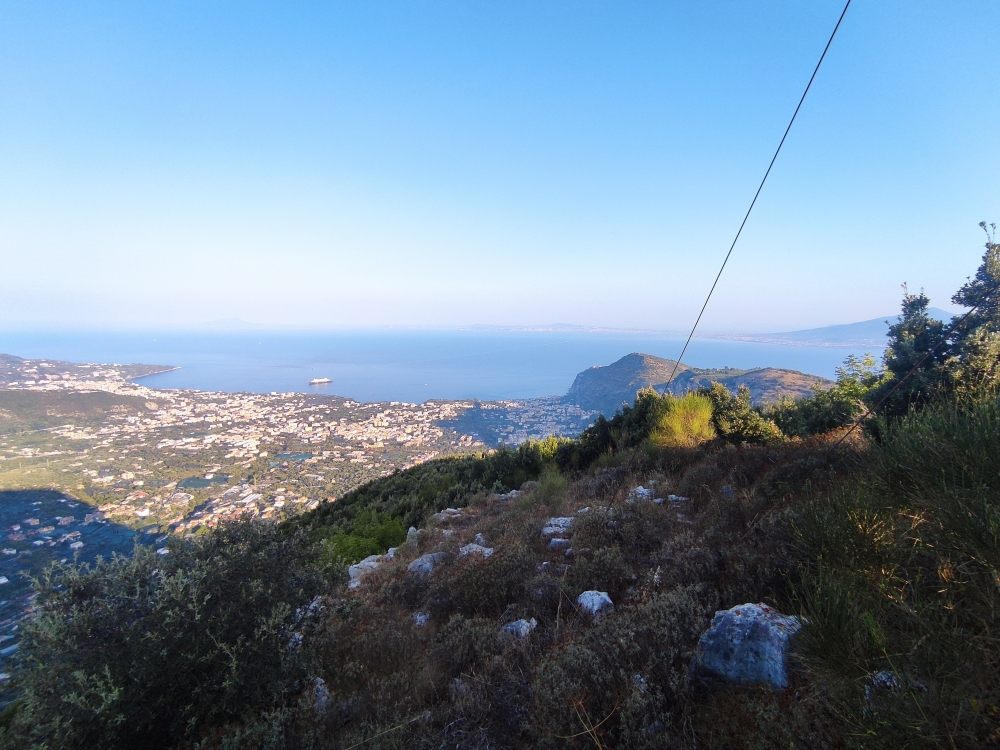 Wanderung Monte Vico Alvano: Wanderung Monte Vico Alvano: Blick über den Golf von Neapel und zum Vesuv hinten rechts (Monte Vico Alvano)