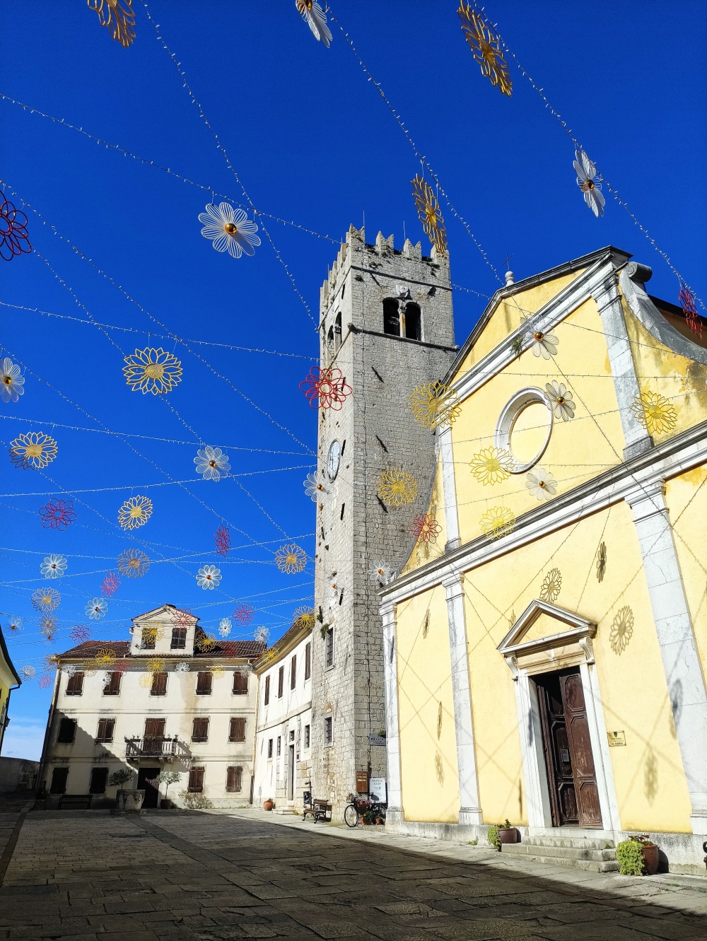 Wanderung Motovun und Parenzana Tunnel: Wanderung Motovun und Parenzana Tunnel: Am Hauptplatz (Motovun)