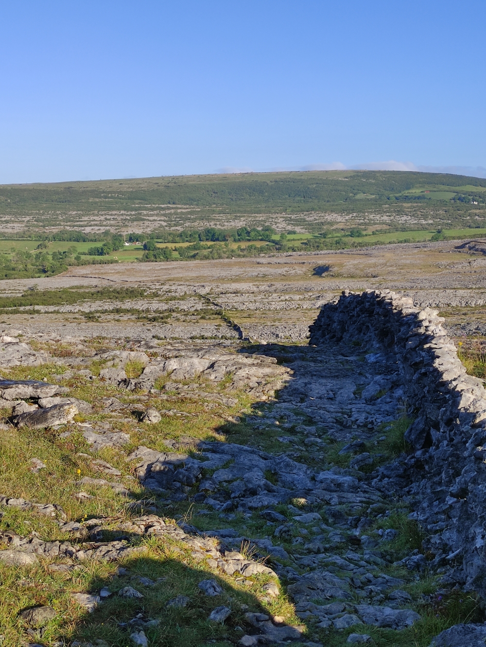 Wanderung Mullaghmore Loop: An der Trockensteinmauer entlang