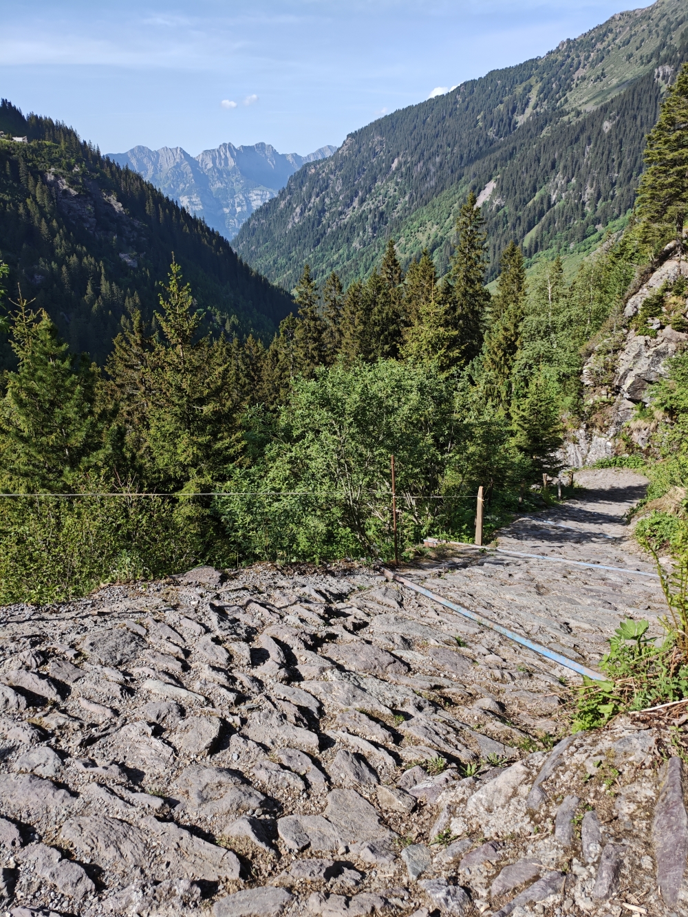 Wanderung Murgseehütte: Steile, gepflasterte Serpentine auf dem Murgtalweg