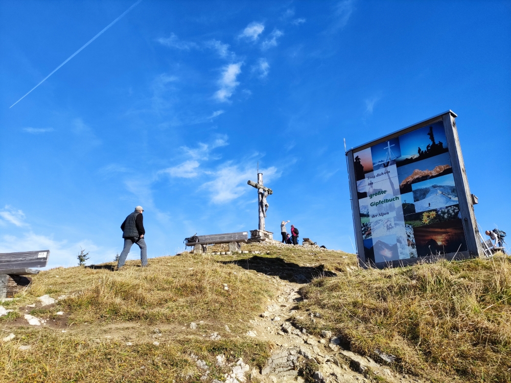 Gipfelkreuz mit dem (angeblich) größten Gipfelbuch der Alpen (Neunerköpfle)