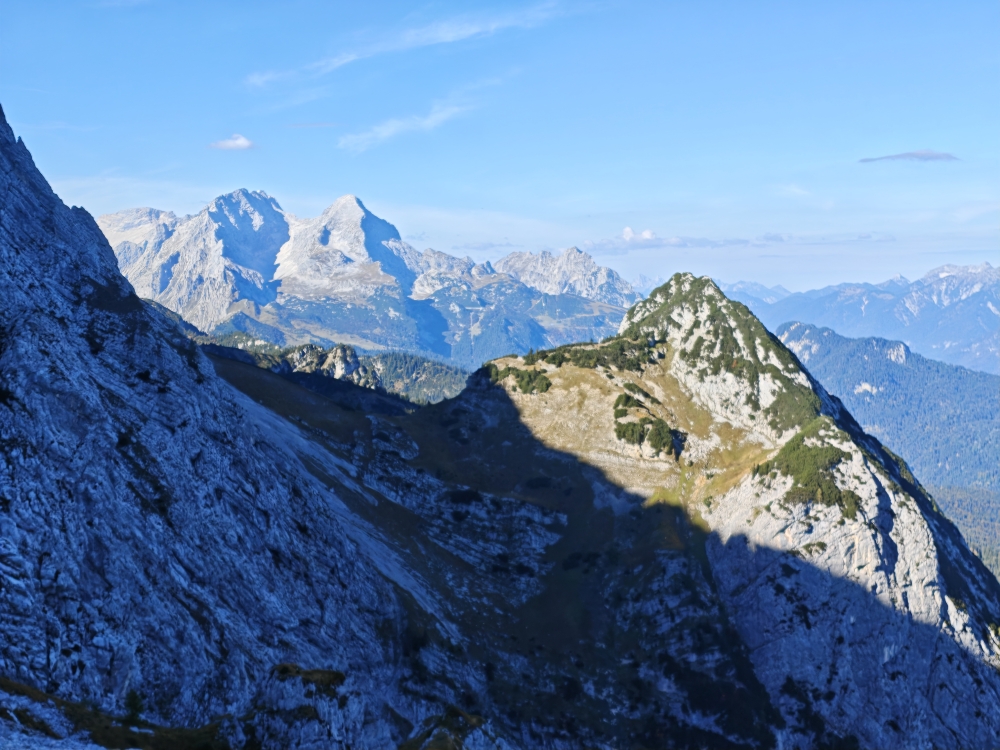 Wanderung Obere Wettersteinspitze: Blick am Zirbelkopf vorbei zur Zugspitze 