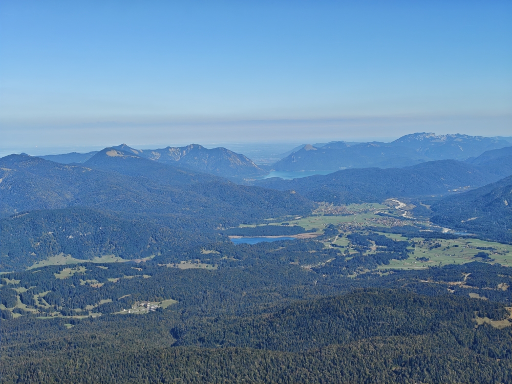 Wanderung Obere Wettersteinspitze: Wanderung Obere Wettersteinspitze: Blick über den Barmsee zum Walchensee mit Jochberg, Herzogstand und Heimgarten (Obere Wettersteinspitze)