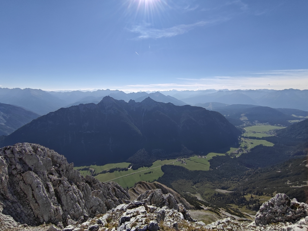 Wanderung Obere Wettersteinspitze: Wanderung Obere Wettersteinspitze: Blick über das Leutaschtal auf die Große Arnspitze (Obere Wettersteinspitze)