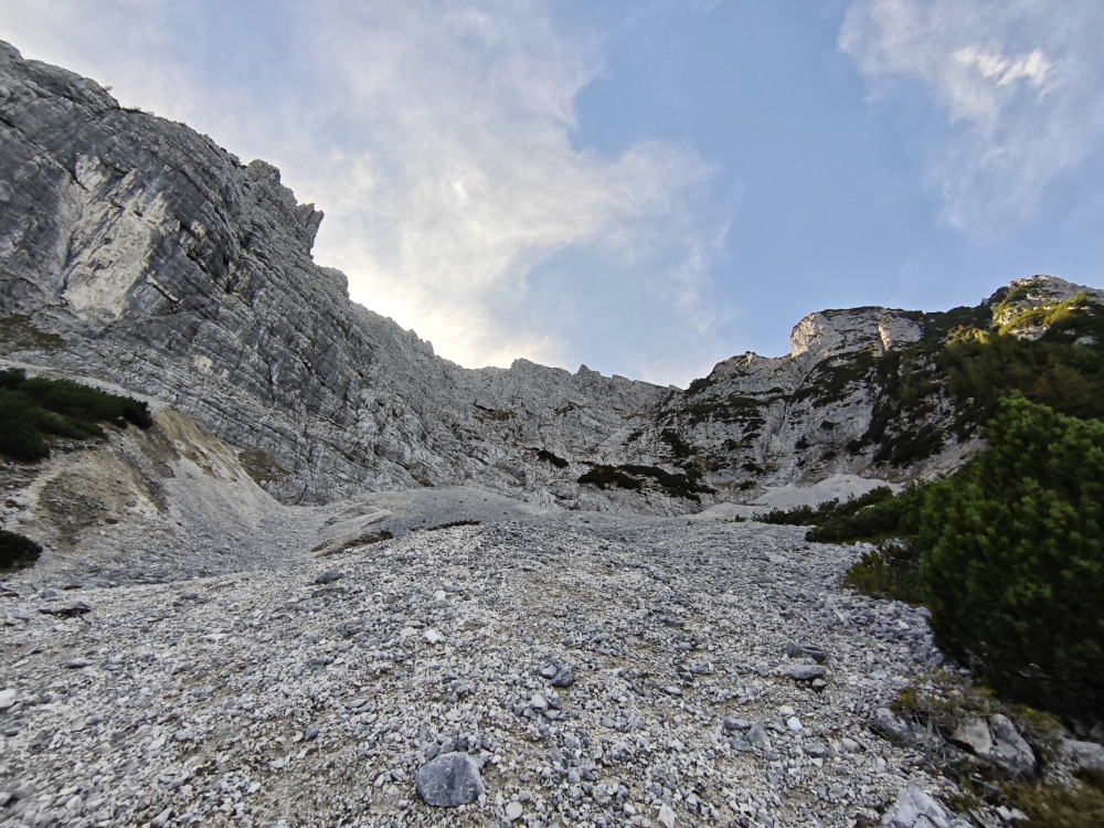 Wanderung Obere Wettersteinspitze: Rechts am Kar entlang und dann durch die Felswand