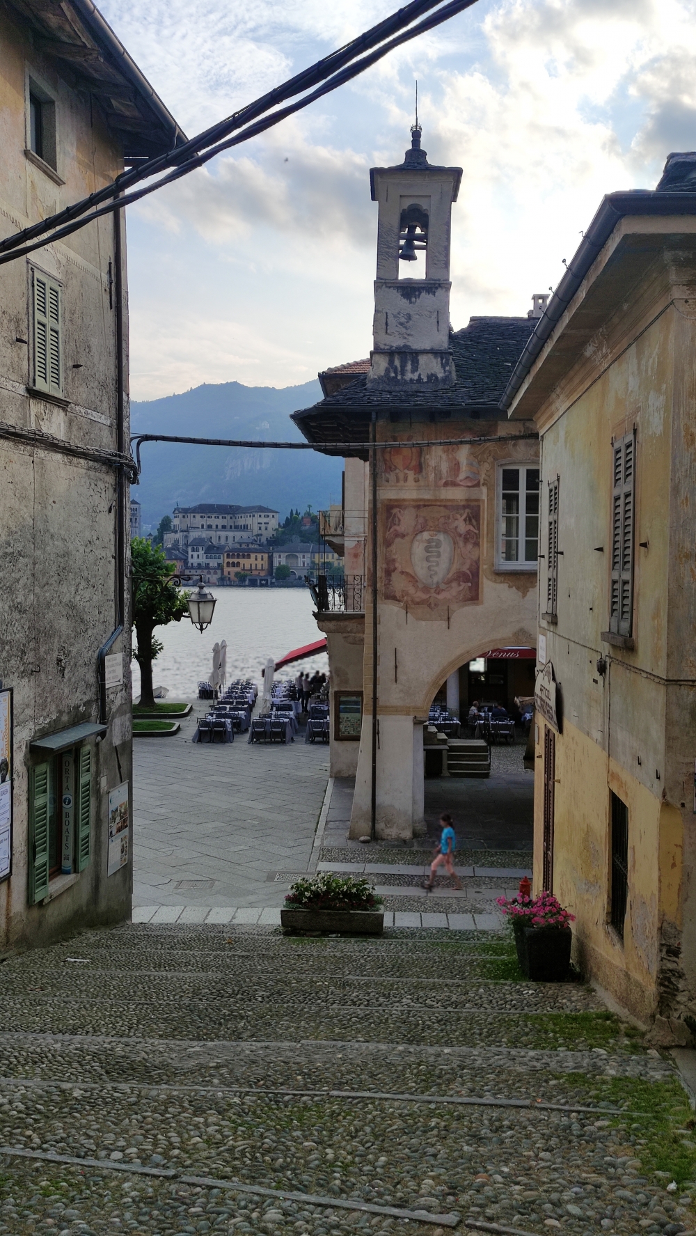 Wanderung Sacro Monte di Orta: Wanderung Sacro Monte di Orta: Der Hauptplatz mit Blick zur Isola San Giulio (Orta San Giulio)