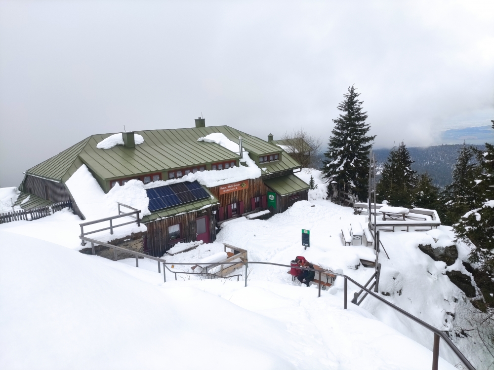 Osserschutzhaus: Blick vom Gipfel auf das Schutzhaus
