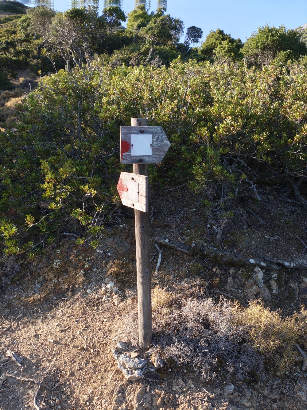 Wanderung Panagia Limbiani: Selten ein Pfosten mit Wegnummer 2