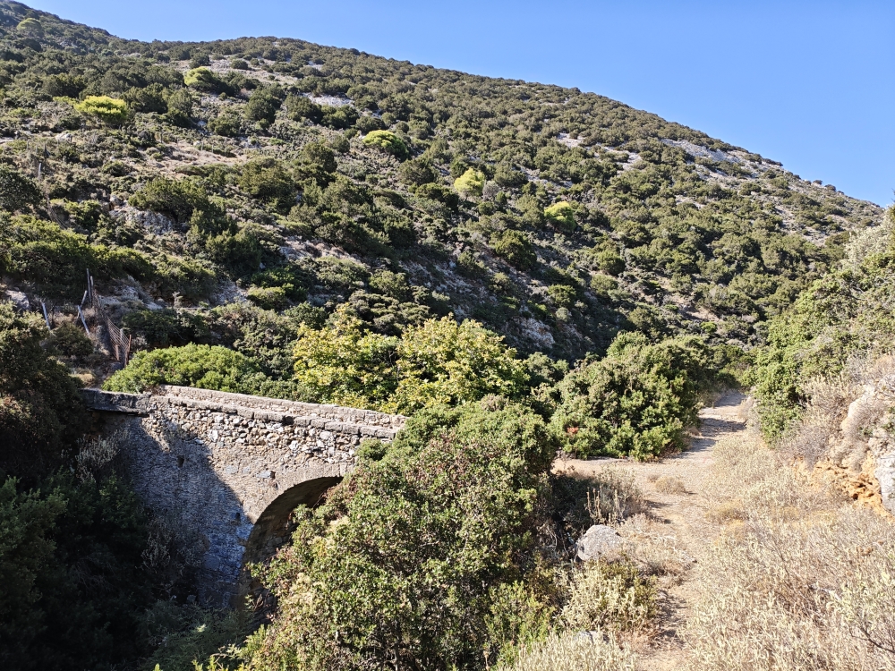 Wanderung Panagia Limbiani: Steinbrücke über den Kifissos im Anavaloussa-Tal