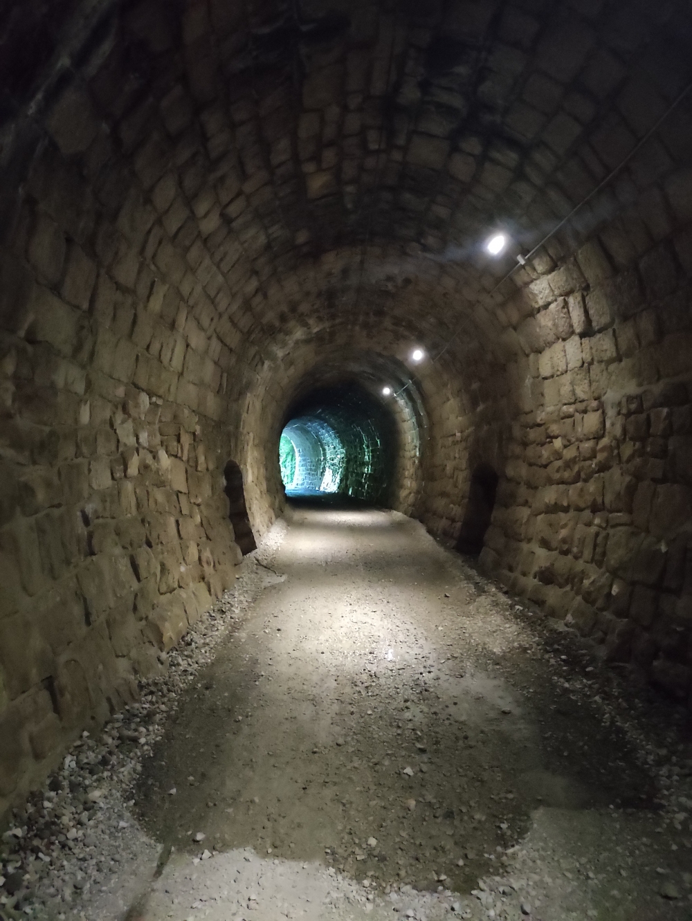 Wanderung Motovun und Parenzana Tunnel: Wanderung Motovun und Parenzana Tunnel: Im Tunnel mit Abschnittsbeleuchtung (Parenzana Tunnel Motovun)