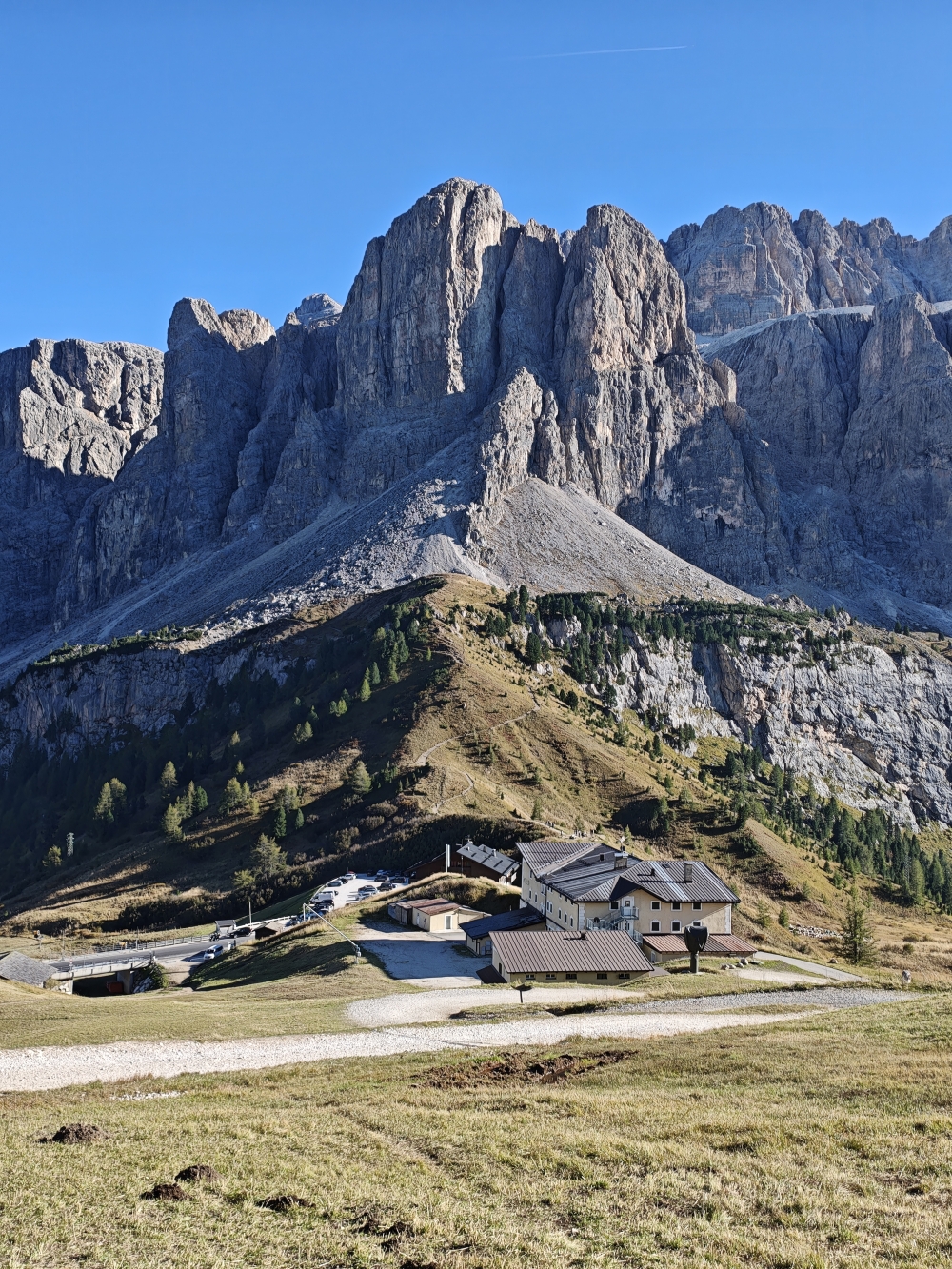Klettersteig Kleine und Große Cirspitze: Klettersteig Kleine und Große Cirspitze: Grödner Joch mit Rifugio und Parkplatz 