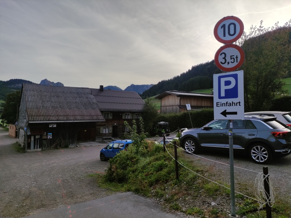 Wanderung Schrecksee vom Vilsalpsee: Wanderung Schrecksee vom Vilsalpsee: Letzter Parkplatz vor der Schranke