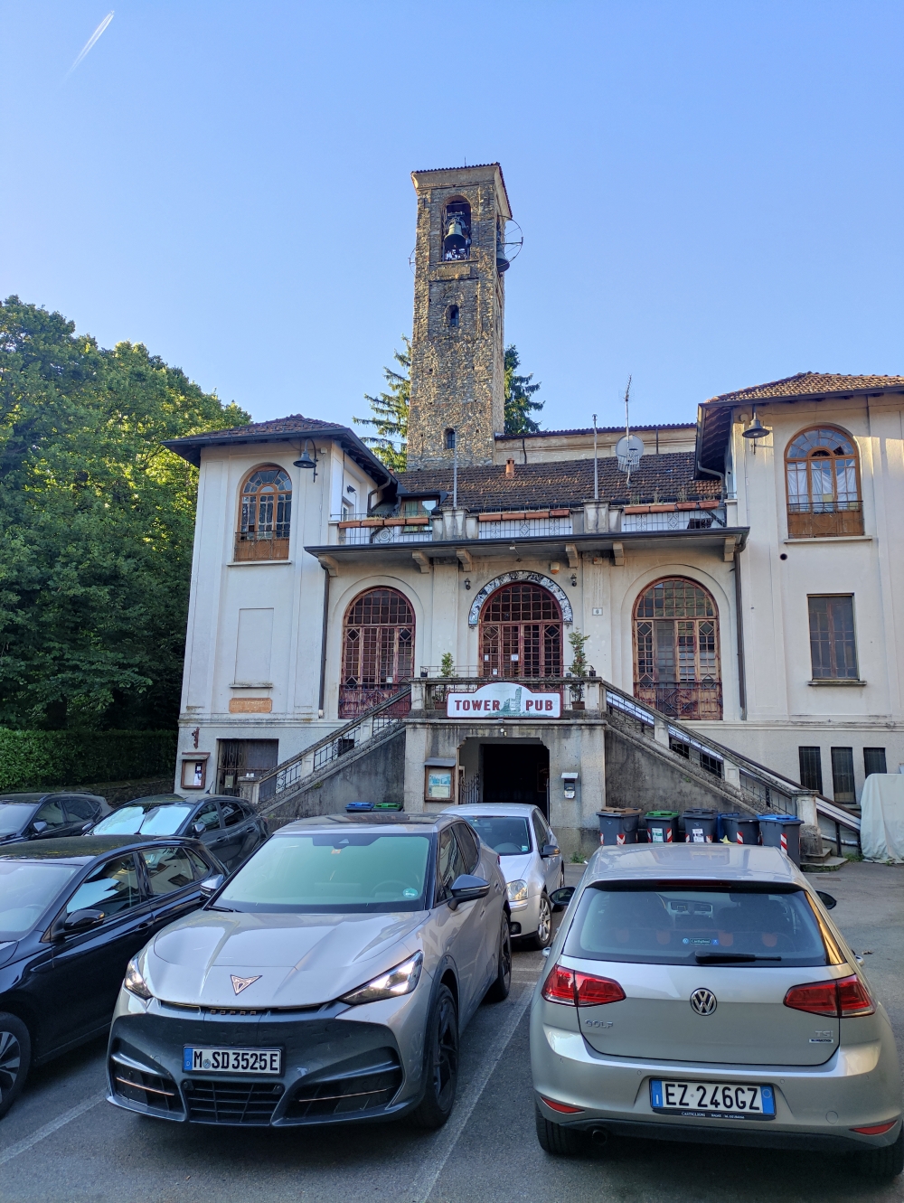 Wanderung Monte Tre Croci: Wanderung Monte Tre Croci: Parkplatz vor dem Tower Pub