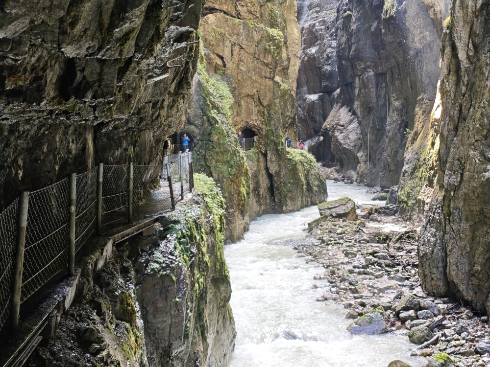 Wanderung Partnachklamm und Eckbauer: Wanderung Partnachklamm und Eckbauer: Weg mit Absturzsicherung (Partnachklamm)