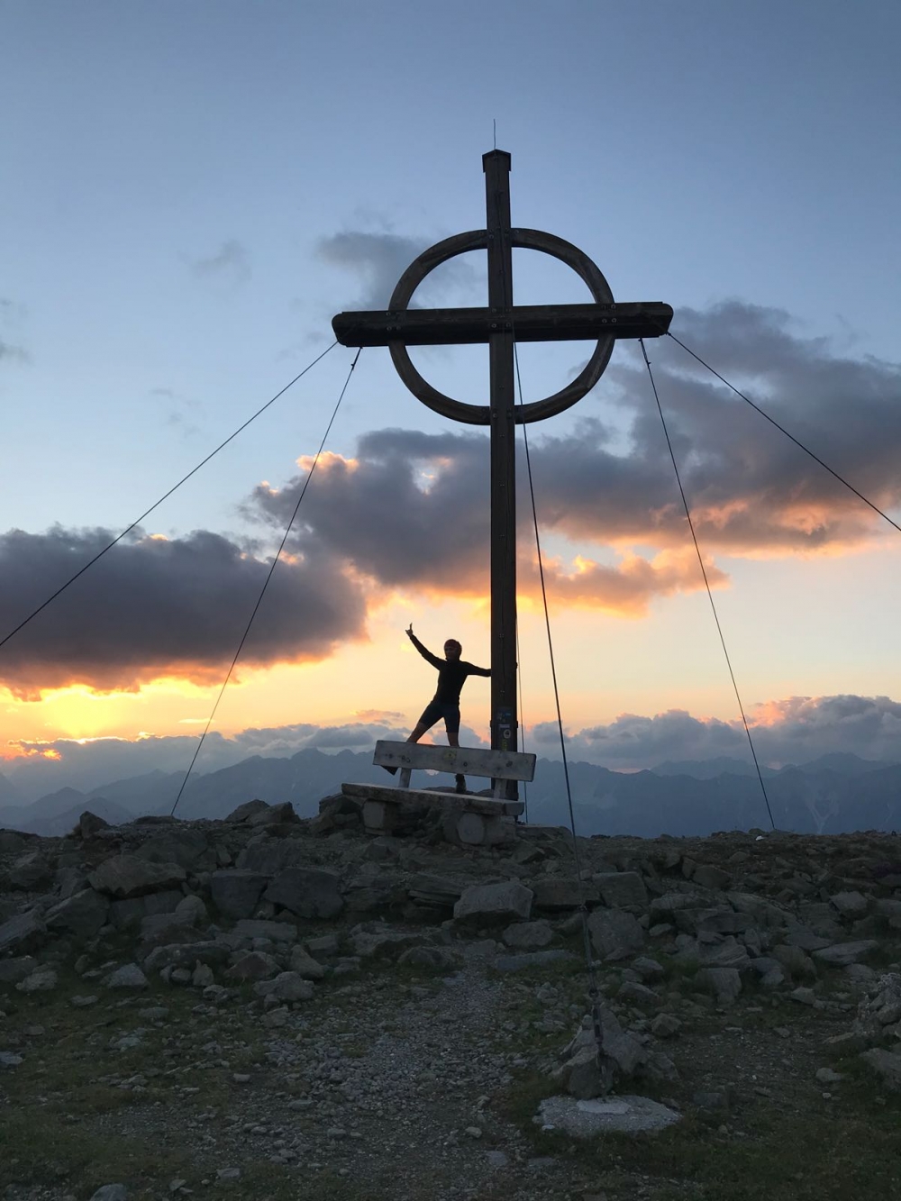 Patscherkofel: Das Gipfelkreuz im Sonnenuntergang