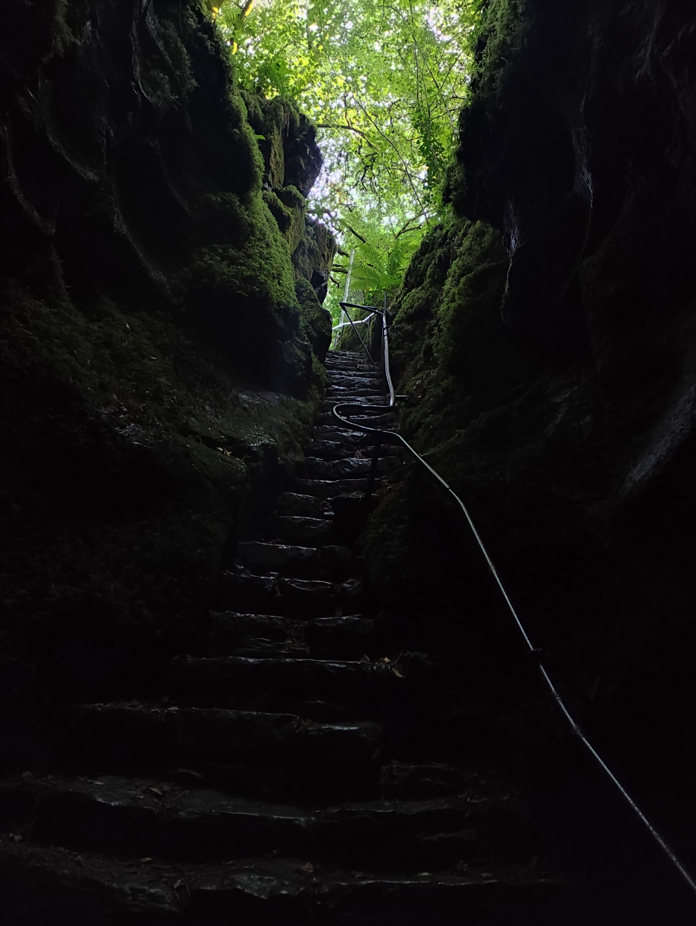 Pigeon Hole: Treppen in die Höhle
