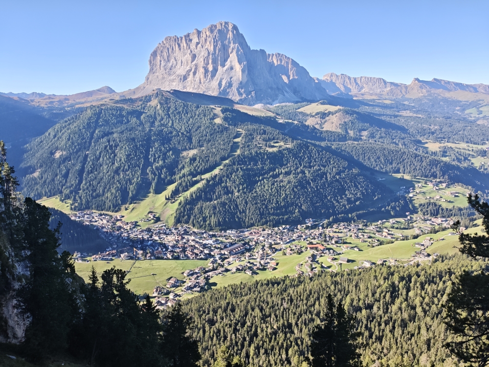 Wanderung Piz Duleda: Blick über Wolkenstein auf den Langkofel