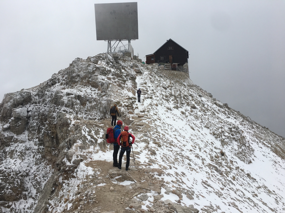 Gipfel mit Rifugio und Sendemast (Piz Boé)
