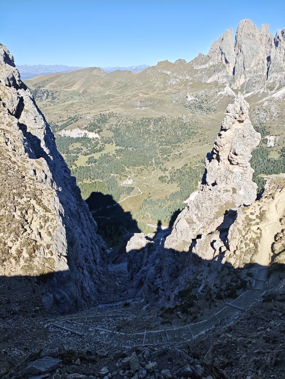 Wanderung Piz Duleda: Wanderung Piz Duleda: Blick über die Regensburger Hütte auf die Seceda (Pizascharte)