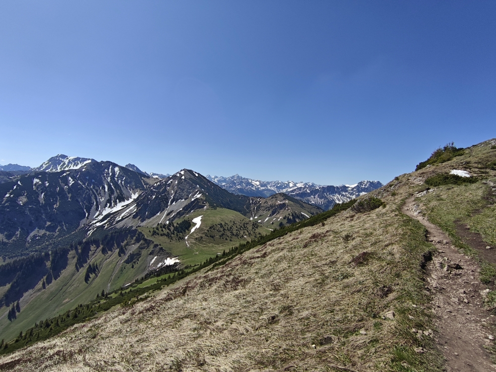 Wanderung Ponten: Weg mit Blick auf den Bschießer