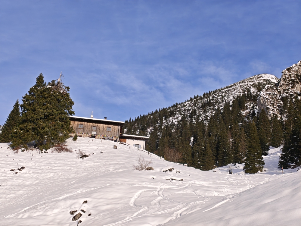 Rodeln Priener Hütte: Rodeln Priener Hütte: Priener Hütte unter dem Geigelstein