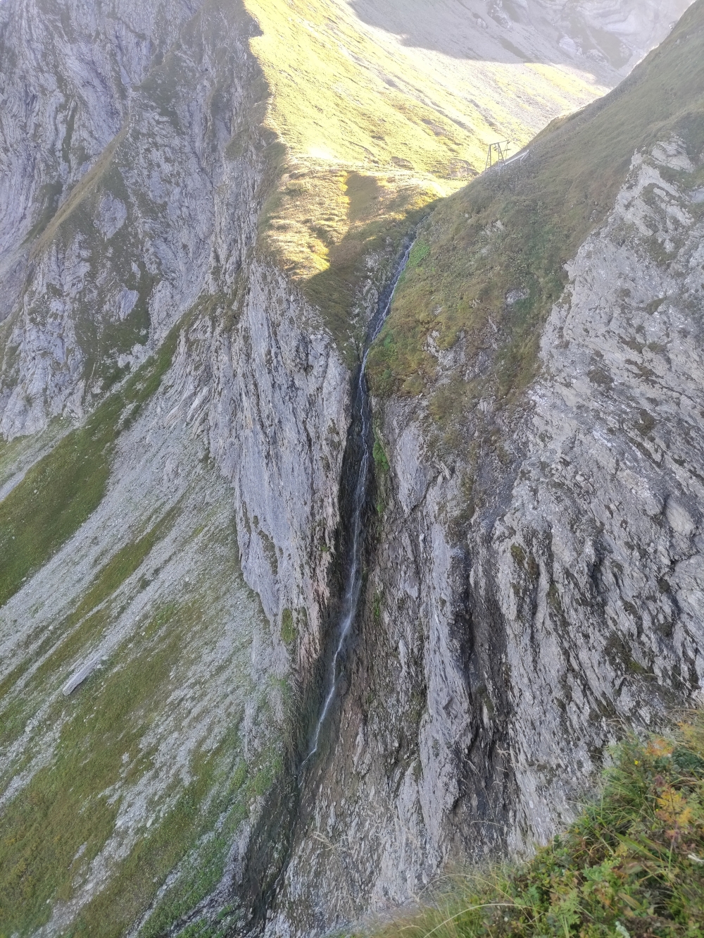 Rappensee Wasserfall: Wasserfall mit Materialseilbahn